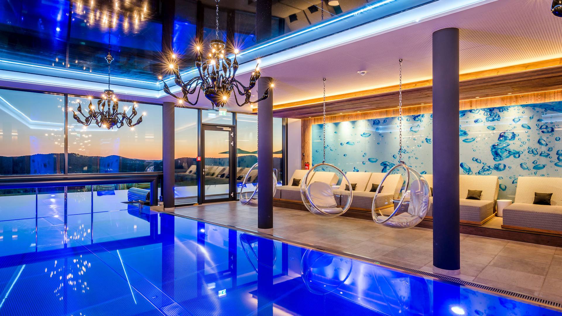 Indoorpool mit Ruheliegen im Wellnesshotel Hüttenhof